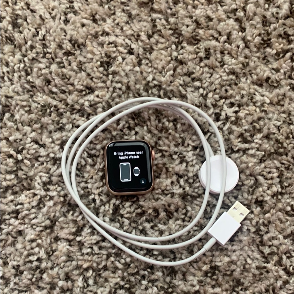 Apple Smartwatch with Gold Case and White Charger. Series 5- 40MM